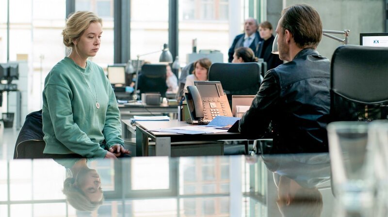 Julia Egger (Anna Herrmann, li.) wird von der Polizei vernommen. – Bild: ORF/​Degeto/​Roland Suso Richter