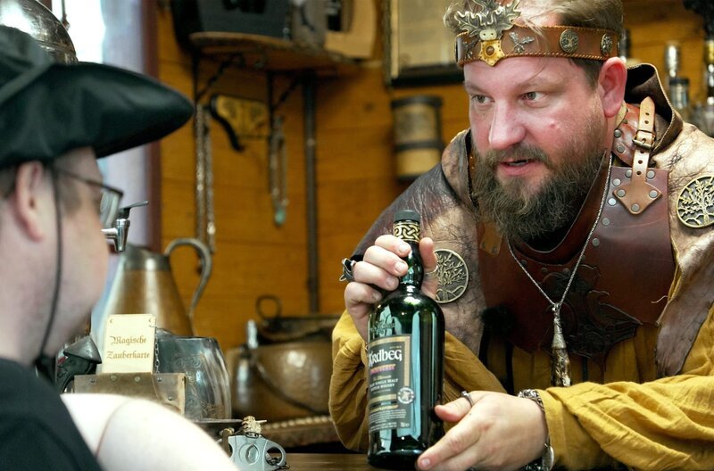 Thorsten Büttner verkauft Whiskey auf einem Mittelaltermarkt. – Bild: SWR