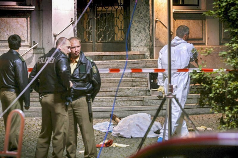 Duisburg, 2007: Ein Blutbad schockiert ganz Deutschland. Sechs Menschen werden auf offener Straße in einem Kugelhagel erschossen. – Bild: ZDF und Picture-Alliance