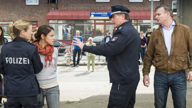 Samira (Almila Bagriacik, 2.v.l.) will auf Freddy Eilrich (Oliver Breite, r.) losgehen, der schuld daran ist, dass ihr Bruder bei einem Gerangel mit ihm von einem Auto erfasst wurde. Franzi (Rhea Harder-Vennewald, l.) und Hans (Bruno F. Apitz, 2.v.r.) versuchen, sie zu beruhigen. – Bild: ZDF