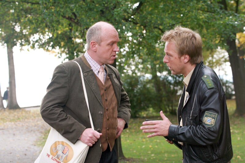 Ludwig Hahn (Heinz-Josef Braun, l.) kann den Täter beschreiben und sofort glaubt Michael Mohr (Max Müller), dass der Fall damit fast gelöst ist. – Bild: ORF 2