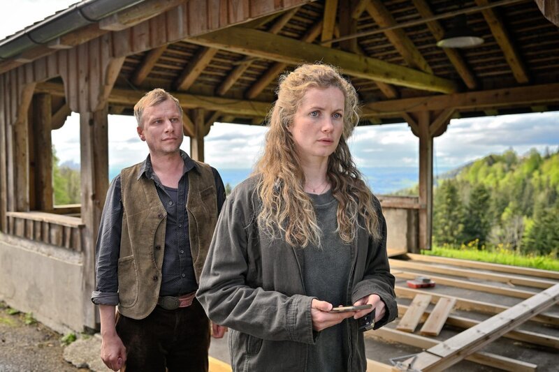Oliver Schlösser (Robert Stadlober), Melanie Bodenbach (Cornelia Gröschel). – Bild: ORF/​Graf Film/​Patrick Pfeiffer