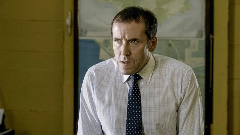 DI Richard Poole (Ben Miller) steht bei dem Mord an dem jungen Meteorologen Leo Downs vor einem Rätsel. Welches Geheimnis hatte er? Und wo sind alle seine Arbeiten hin, die er verfasst hat? – Bild: Sky Investigation (ITAL)