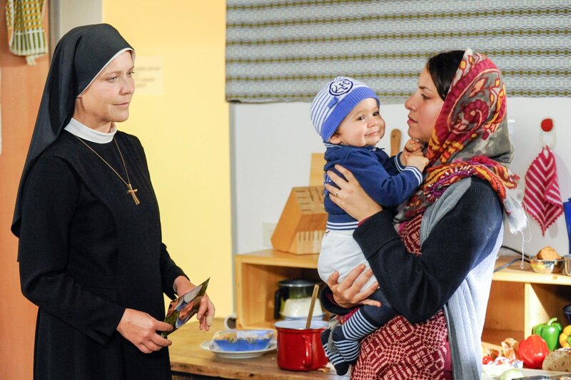 Dilas Tochter wurde entführt. Sie erzählt Schwester Hanna, wie sie ihr Kind wieder gefunden hat (v.li.: Janina Hartwig, Greta Jacoby, Almila Bagriacik). – Bild: ORF