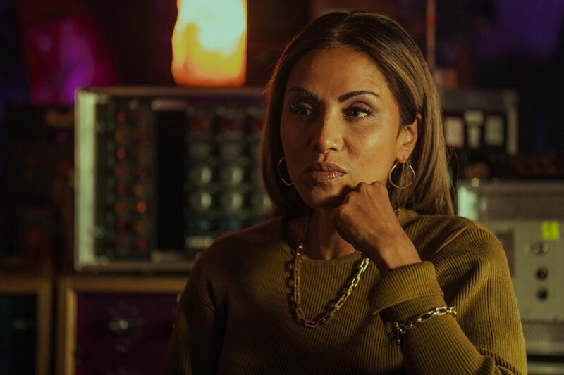 Sabrina Setlur (Sabrina Setlur) lauscht konzentriert dem neuen Song ihrer Kollegin. – Bild: ZDF und Frank Dicks