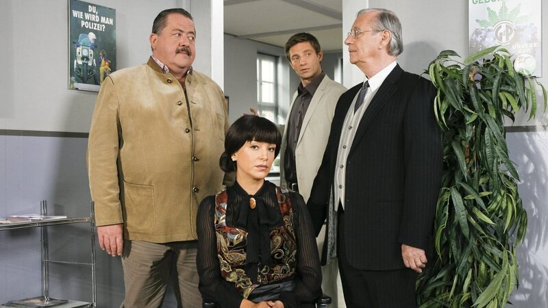 Die Kommissare Korbinian Hofer (Joseph Hannesschläger, l.) und Sven Hansen (Igor Jeftic, 2.v.r.) befragen Lucia von Falkenberg (Verona Pooth, 2.v.l.) und ihren Butler Arthur Lingen (Wilfried Klaus, r.). – Bild: ZDF