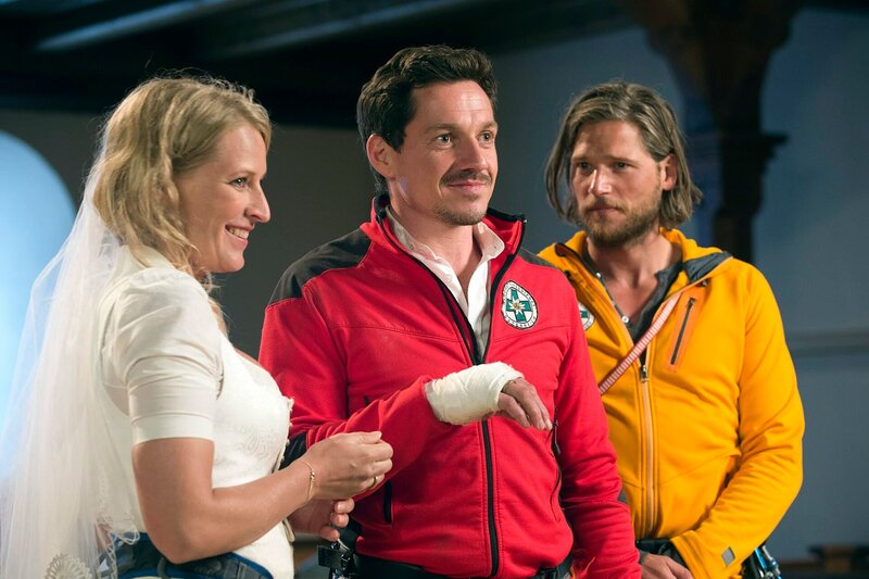 Markus Kofler (Sebastian Ströbel, r.) ist Trauzeuge bei der Hochzeit von Emilie (Stefanie von Poser) und Tobias (Markus Brandl, M.). in Verbindung mit der Sendung bei Nennung ZDF/​Thomas R. Schumann – Bild: ZDF/​Thomas R. Schumann