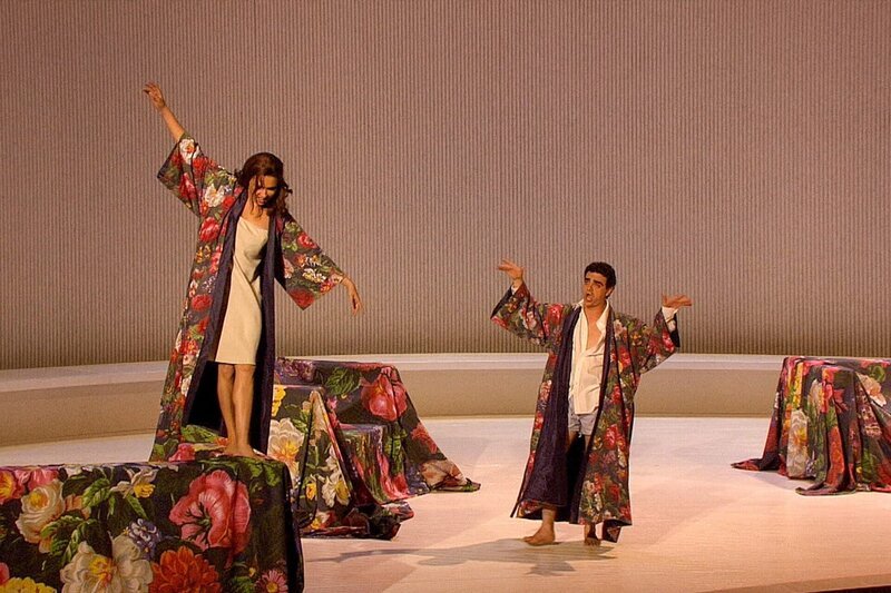Anna Netrebko und Rolando Villazón in „La Traviata“, 2. Akt: Den Raum, die Opernsänger für ihre Performance brauchten, gab ihnen die moderne Inszenierung von Willy Decker. – Bild: ORF/​C Major Entertainment/​Salzburger Festspiele/​Wolfgang Hirschl
