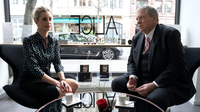 Alice Berger (Tina Bordihn), die Partnerin des Opfers, wird von Oberstaatsanwalt Bernd Reuther (Rainer Hunold) zu den Ermittlungen befragt. – Bild: ZDF