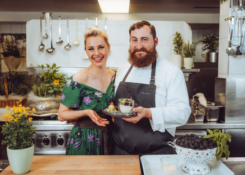 Silvia Schneider, Lukas Schmiderer („Pochierte Creme vom Bio-Schafstopfen mit eingemachten Brombeeren, Hafer-Haselnussstreusel und Sauerklee“). – Bild: ORF/​Silvia Schneider GmbH/​Simeon Baker