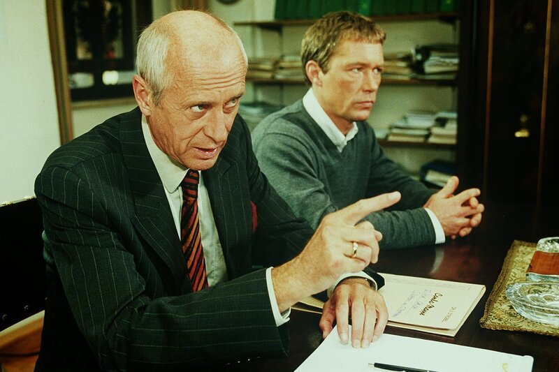 Vinzenz Strobel (Heinz Trixner, li.) muss schon sein ganzes Können als Anwalt unter Beweis stellen, um seinen Mandanten Michel Steffen (Hans Heller, re.) erfolgreich zu vertreten. Wird er siegen. – Bild: ZDF und Satel-Film