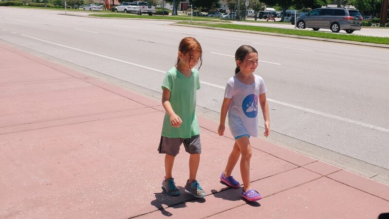 Jancey (Valeria Cotto, links) und Moonee (Brooklynn Prince) drehen gemeinsam eine Runde in der Nähe von Disneyworld. – Bild: 3sat Jancey (Valeria Cotto, links) und Moonee (Brooklynn Prince) drehen gemeinsam eine Runde in der Nähe von Disneyworld. – Bild: 3sat