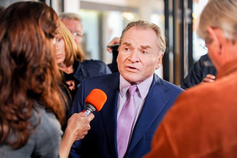Frau Lüders Mann wurde entführt. Die Presse reißt sich um Neuigkeiten. Wöller (Fritz Wepper) wie immer mit Blackout angesichts einer Kamera – Bild: ORF