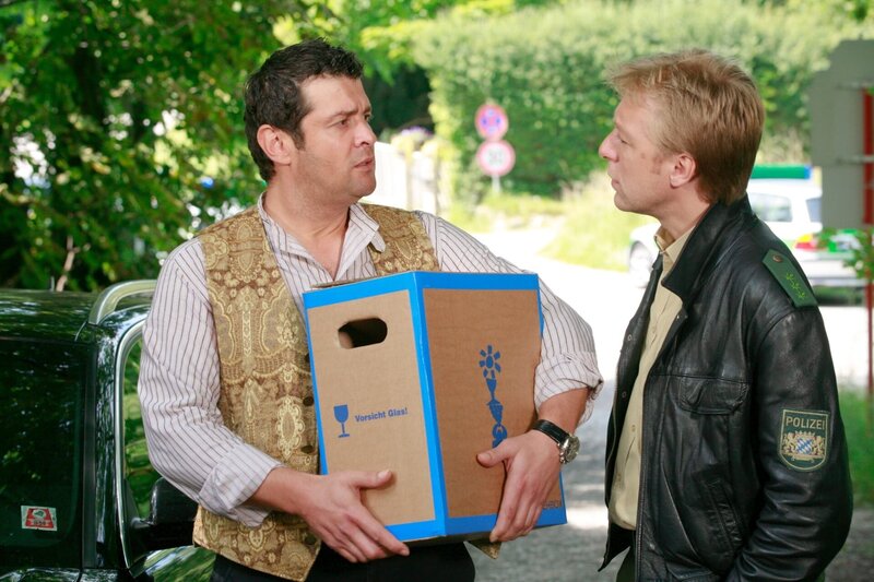 Jo Caspar (Christian K. Schaeffer) weiß nicht recht, ob er Michael Mohr (Max Müller, r.) die Wahrheit sagen soll, aber manchmal ist schweigen ja auch eine Lösung. – Bild: ORF/​ZDF/​Christian A. Rieger