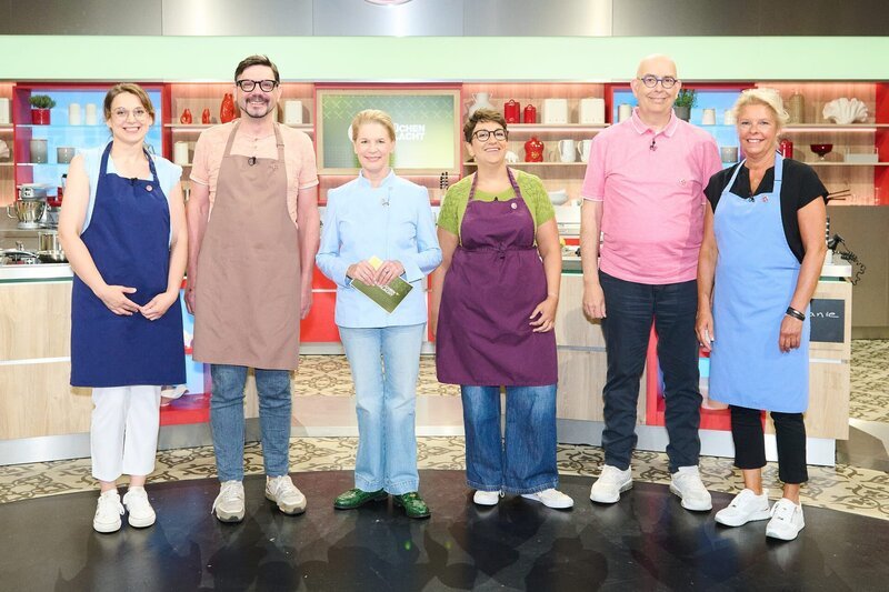 Von links: die Kandidaten Angélique Leunissen, Jürgen Hidmark, Moderatiorin Cornelia Poletto, sowie die Kandidaten Stephanie Kehrwecker, Johannes Hamackers und Anja Welzmillers – Bild: ZDF