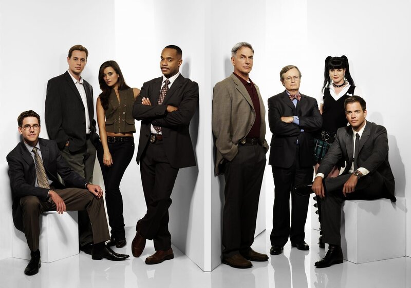 (6. Staffel) – Die Mitglieder des Naval Criminal Investigation Service: Leon Vance (Rocky Carroll, 4.v.l.), Tim McGee (Sean Murray, 2.v.l.), Dr. Donald Mallard (David McCallum, 3.v.r.), Anthony DiNozzo (Michael Weatherly, r.), Abby Sciuto (Pauley Perrette, 2.v.r.), Leroy Gibbs (Mark Harmon, 4.v.r.), Ziva David (Cote de Pablo, 3.v.l.) und Jimmy Palmer (Brian Dietzen, l.) … – Bild: CBS Television Lizenzbild frei
