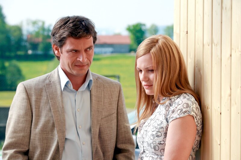 Tom Mikulla (Christian Lind), Sabine Kölbl (Veronika Eberle). – Bild: ORF/​ZDF/​Christian A. Rieger
