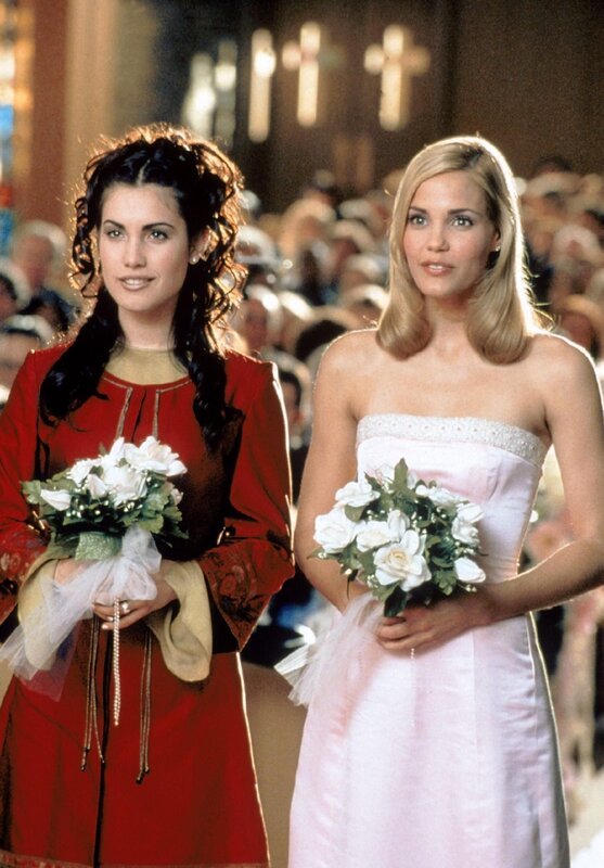 Sam (Carly Pope) und Brooke (Leslie Bibb) werden Stiefschwestern, denn Sams Mutter und Brookes Vater heiraten … – Bild: RTL