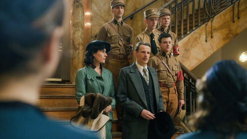 Alice (Nina Kunzendorf, l.) und Arthur (Alexander Scheer, r.) werden aus dem Jonass geführt. – Bild: RTL /​ X Filme Creative Pool /​ Stefan Erhard