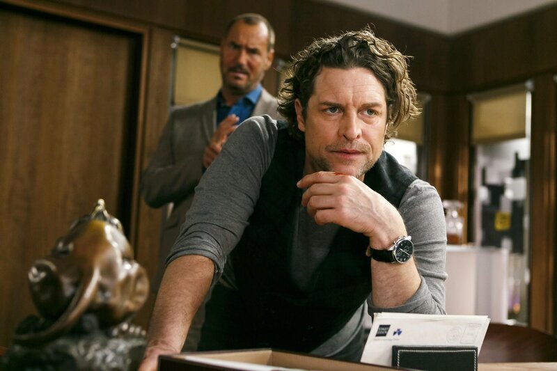Richard (Silvan-Pierre Leirich, hinten) kann es kaum glauben, dass Simone ihn mit Niclas (Ron Holzschuh) betrogen hat. Dass der Betrug Jahrzehnte zurückliegt, macht es nicht weniger schlimm … – Bild: RTL /​ Kai Schulz