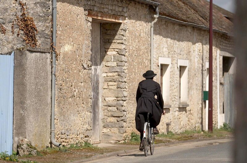 Anfang des 20. Jahrhunderts verursacht das Verschwinden des Pfarrers von Châtenay im französischen Département Eure-et-Loir einen landesweiten Skandal. – Bild: Elephant Doc