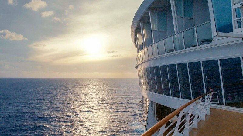 Blick auf das karibische Meer mit Schiff im Anschnitt. – Bild: 3sat