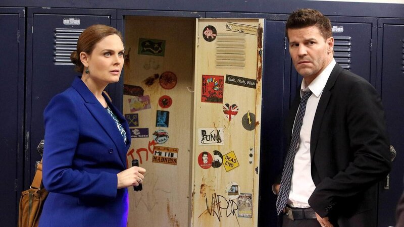 Brennan (Emily Deschanel) und Booth (David Boreanaz) haben den Spind gefunden, in dem die ermordete Lehrerin Mia Ferrara gesteckt haben muss. Doch wem gehört der Spind? – Bild: TVNOW /​ FOX