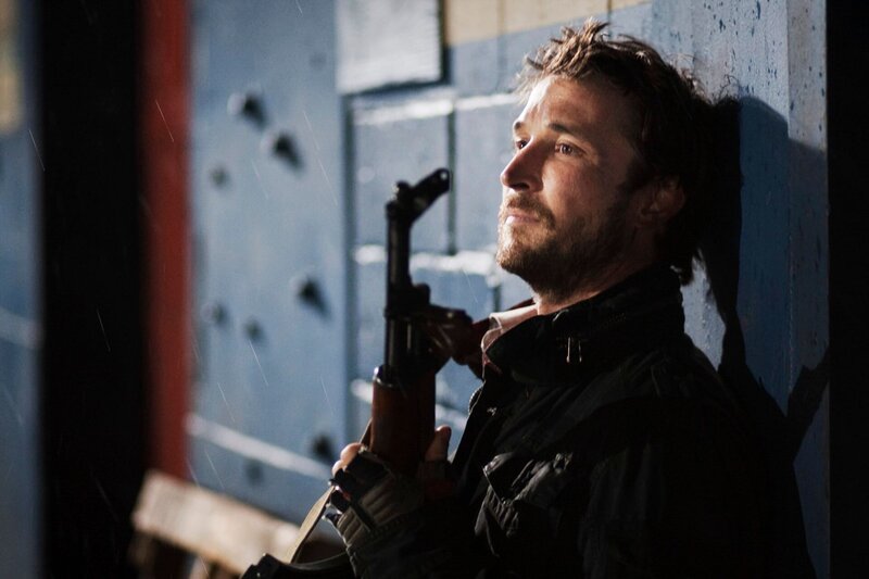 Terry Clayton von einer anderen Gruppe Überlebender warnt Tom (Noah Wyle) und seine Leute vor einem Angriff der Aliens. Doch kann man ihm wirklich trauen? – Bild: Falling Skies: TM & 2011 TNT. A Time Warner Company. All rights reserved.