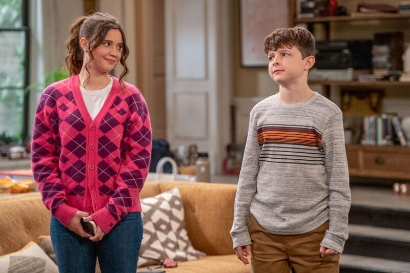 Grace (Sofia Capanna, l.); Jimmy jr. (Finn Sweeney, r.) – Bild: NBCUniversal Media, LLC /​ Ron Batzdorff