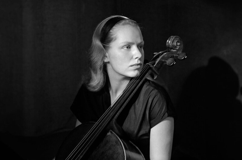 Unter Musikkennern gilt Jacqueline du Pré trotz ihrer kurzen Karriere auch heute noch als eine der größten Cellistinnen aller Zeiten. – Bild: Lotte Meitner-Graf