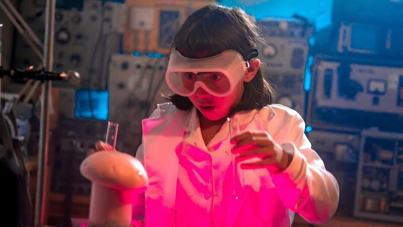 In ihrem Labor versucht Alpha (Natalia Dellaporta) ein Gegenmittel für ihr Liebeselixier zu entwickeln, das Thunderbolt getrunken hat, der sich daraufhin unsterblich in das erste Objekt, das er erspäht hat, verliebt hat – eine rote Gardine. – Bild: ZDF/​SEEFOOD TV AS