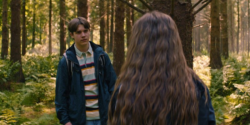 Daniel, der Vater von Bea im Teenageralter (Kasper Andreasen, li.), würde gern mit Bea (Aoife Hughes) und den anderen drei Jugendlichen befreundet sein. Doch das geht nicht. Erstens darf er sich nicht wirklich an sie erinnern, und zweitens wollen die vier gleich den Stein aktivieren und zurück in die reale Welt reisen. – Bild: ZDF/​Zodiak Kids Studio UK Limited