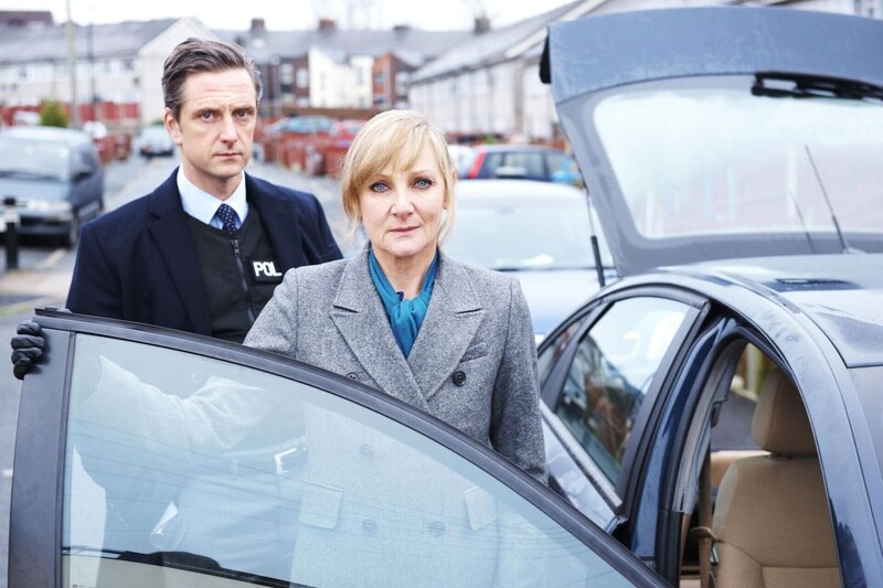 DS Andy Roper (Nicholas Gleaves, l.); DC Janet Scott (Lesley Sharp, r.) – Bild: Scott & Bailey No.2 Limited