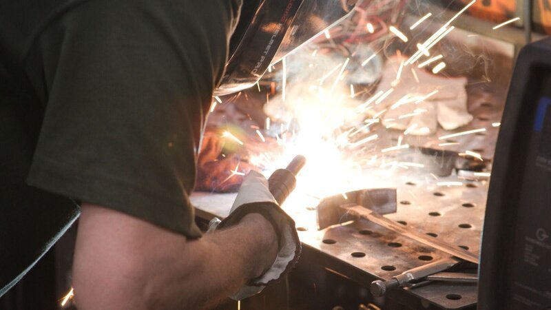 Ein Mann schweißt Metall – Bild: THE HISTORY CHANNEL /​ A+E Networks