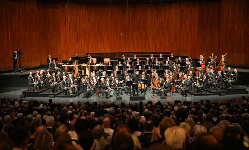  Esa-Pekka Salonen mit den Wiener Philharmoniker. – Bild: ORF/​Roman Zach-Kiesling