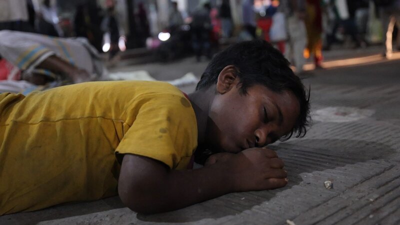 Dieser Junge ist ganz allein am Bahnhof in Dhaka angekommen. Er ist so erschöpft, dass er auf dem blanken Steinboden eingeschlafen ist. – Bild: Lara Karremann /​ ZDF