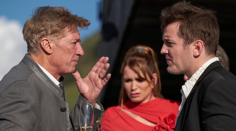 Lukas (Felix Kreutzer, re.) diskutiert mit seinem Vater Johann (Tobias Moretti). – Bild: ARD Degeto Film/​Florida Film GmbH/​Ricardo Gstrein