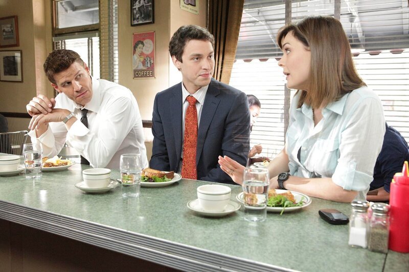 Booth (David Boreanaz, l.), Sweets (John Francis Daley) und Brennan (Emily Deschanel) diskutieren bei einem Imbiss ihren aktuellen Fall. – Bild: Universal TV