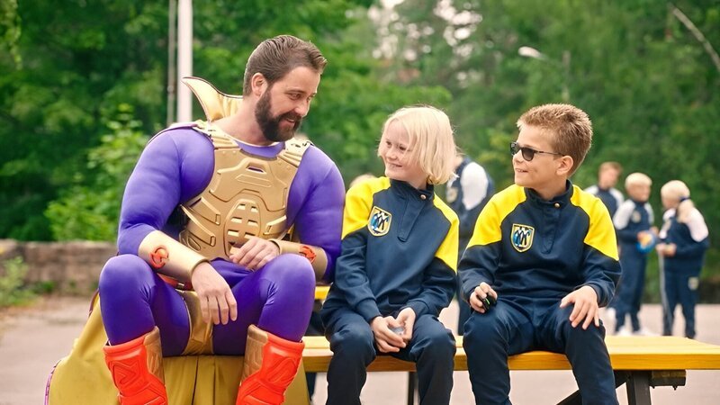 Thunderbolt (Olli Wermskog, l.) erzählt seinen Schülern Raymond (Bjørn Isak Winther, M.) und Uno (Nils Peder Vassnes, r.) von seiner neuesten Waffe – einem Super-Blitz, mit dem man seine Gegner gezielt abfeuern kann. Die Jungs sind begeistert, und wollen den Blitz gerne selbst einmal ausprobieren. – Bild: ZDF/​SEEFOOD TV AS – Honorarfreie Verwendung gemäß AGB im engen inhaltlichen redaktionellen Zusammenhang mit genannter Sendung bei Nennung „Bild: ZDF/​SEEFOOD TV AS“ einschließend Social Media