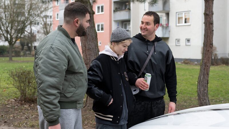 Charlie (Lea Drinda, M.) und Nikolas (Danilo Kamperidis, l.) sind beeindruckt von Enzos (Rouven Israel, r.) aufgemotztem Auto. – Bild: ZDF