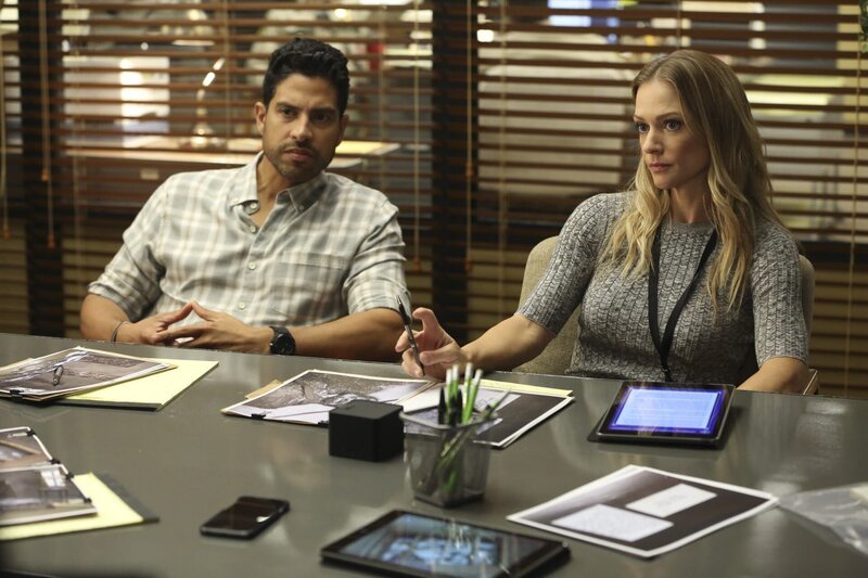 (v.l.n.r.) Luke Alvez (Adam Rodriguez); JJ (A. J. Cook) – Bild: CBS Broadcasting, Inc. /​ Michael Yarish