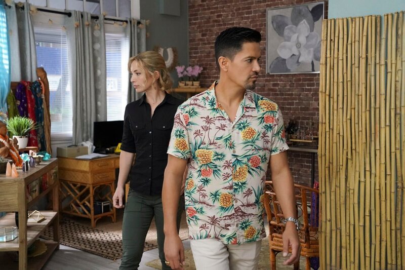 Juliet Higgins (Perdita Weeks) und Thomas Magnum (Jay Hernandez) – Bild: TVNOW/​© 2020 CBS Studios Inc. and Universal Television LLC. ALL RIGHTS RESERVED.