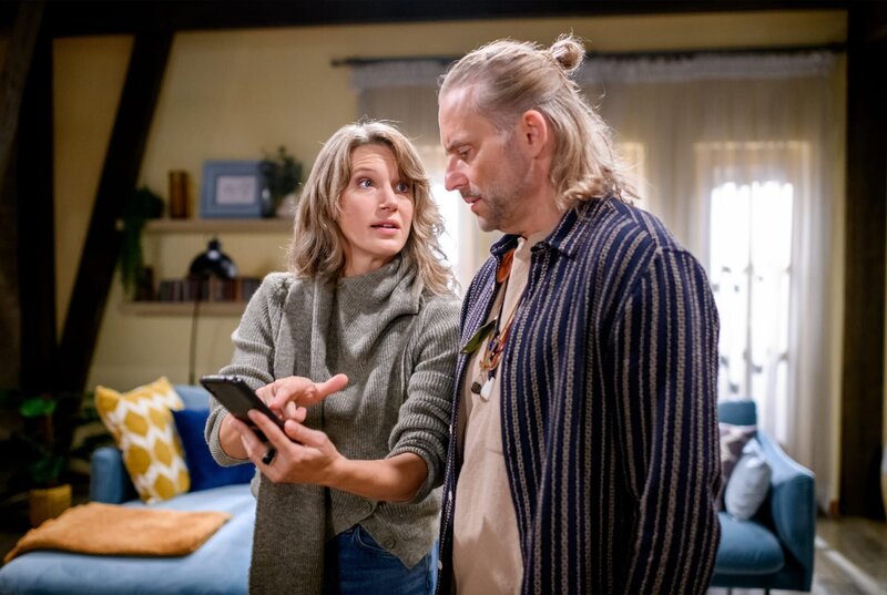 Anja (Eva-Maria Grein von Friedl, l.) ist erleichtert, dass Michael (Erich Altenkopf, r.) sie in ihrer Notsituation nicht verrät. – Bild: ARD/​WDR/​Christof Arnold