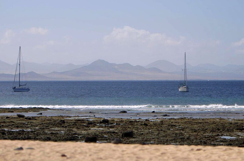 Mit ihren schwarzen Sandstränden strahlt die Kanareninsel Lanzarote eine geheimnisvolle, zuweilen sogar bedrohliche Aura aus. – Bild: Elephant Doc