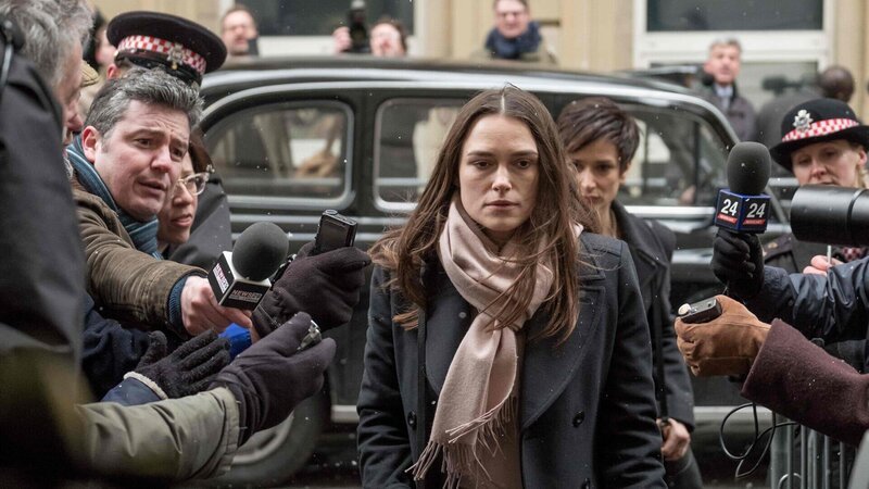 Stellt ihr Gewissen über die Nationale Sicherheit: Keira Knightley als Katharina Gun (vorne, m.) – Bild: SRF/​Classified films Ltd