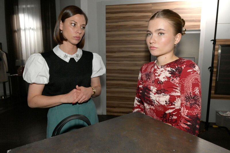 Johanna (Charlott Reschke, r.) wird misstrauisch, als Matilda (Anna-Katharina Fecher) behauptet, dass Gerner auf dem Weg der Besserung ist. – Bild: RTL /​ Rolf Baumgartner