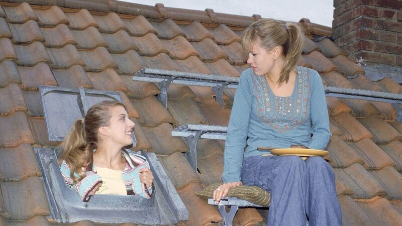 Claudia (Nora Binder, li.) hat fest gestellt, dass sie kein Blut sehen kann – dabei will sie doch Medizin studieren! Nun muss Alex (Wolke Hegenbarth) widerwillig ihre absurden Versuche, sich von ihrer Angst zu kurieren, unterstützen. – Bild: RTL /​ Martin Menke