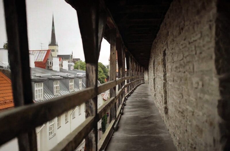Die Bürgerinnen und Bürger der Stadt lebten geschützt und gut bewacht innerhalb der Stadtmauer: Der restaurierte Wehrgang zeugt davon. – Bild: Marcus Winterbauer
