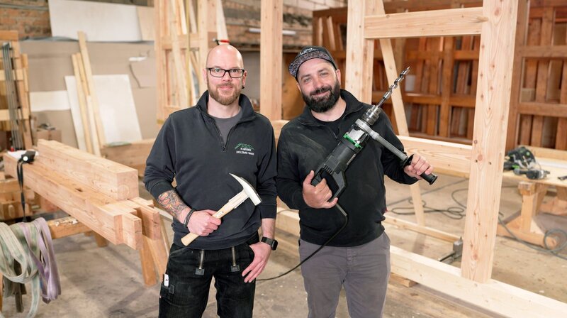 MDR FERNSEHEN DER JOBTESTER, „Dr. Emkus als Zimmerer“, am Donnerstag um 19:50 Uhr. v.l.n.r.: Zimmerer Thomas Weber (links) und Dr. Emkus (Markus Hanschke) Ort: Zimmerei „Weber Holzbau“ in Hartha (Sachsen) – Bild: MDR/​Alexander Friederici