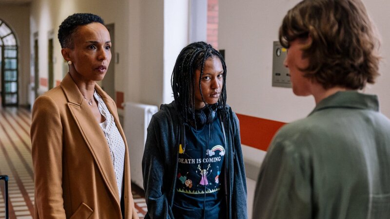 Claudia (Azizè Flittner, l.) bringt ihre Tochter Ronnie (Zoe Magdalena, M.) in die Klinik zur Therapeutin Dr. Jakobsen (Minna Wündrich, r.). – Bild: ZDF